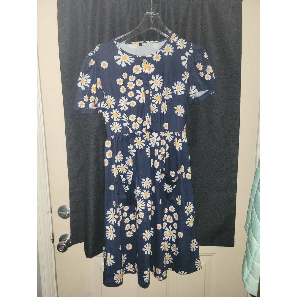 NWOT Womens dress With Pockets, small navy blue and daisy floral